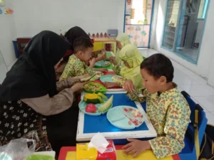 Bebas Mengambil Buah, Siswa KB–TK ABA 49 Griya Kencana Gelar Cooking Class