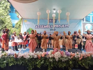 Penyampaian Hasil Belajar Siswa SD Muhammadiyah 3 Ikrom Wage Dibalut Dengan Assembly Project