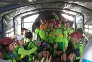 SD Muhita Antusias Memeriahkan Pawai Ta’aruf Naik Truk TNI-AD