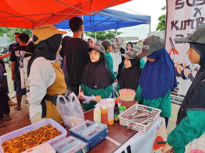 Tak Sekedar Teori, Murid SDMM Praktik Langsung di Pasar Kuliner Kampung Inggris