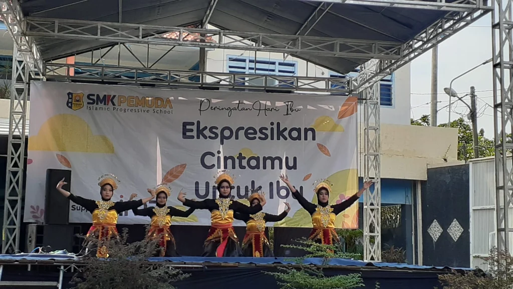 Ratusan Mata Menangis saat Penerimaan Rapor SMK Pemuda Krian