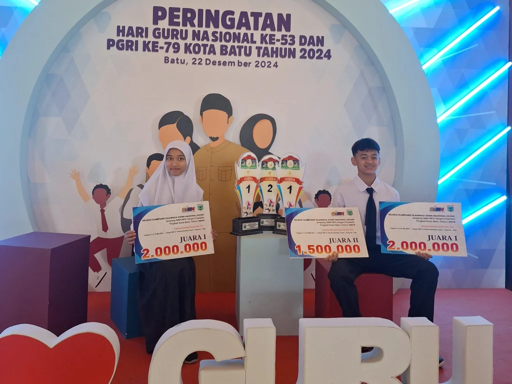 Siswa Berprestasi, SMP Muhammadiyah 8 Batu Bersinar di Hari Guru Nasional