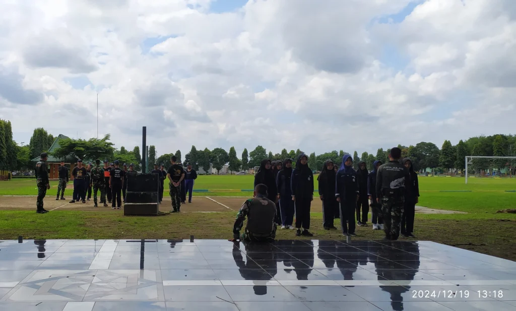 Tanamkan Bela Negara dan Kedisiplinan, Anggota YONIF 511 Blitar Latih PBB pada Siswa-siswi SMP Muhammadiyah 1 Blitar