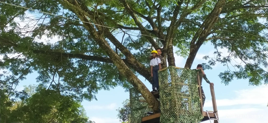SMP Muhammadiyah 1 Blitar Uji Nyali Flying Fox dalam Kegiatan Bela Negara