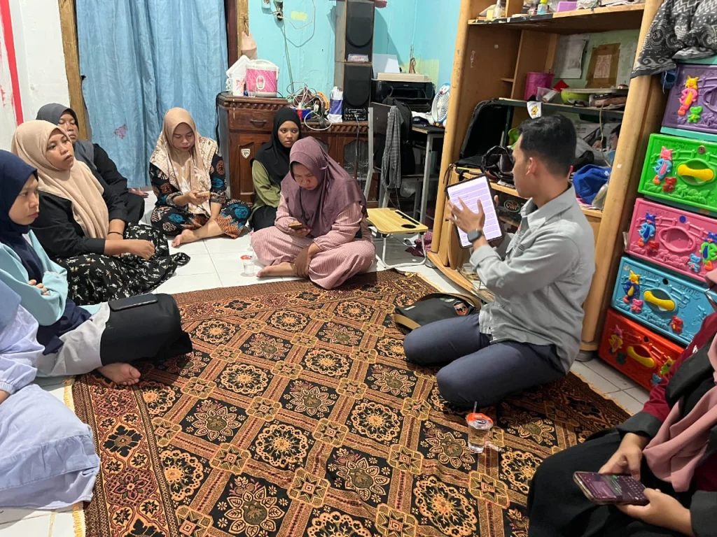 Tim Pengabdian UM Surabaya Launching dan Sosialisasi Jagarasa App kepada Keluarga Nelayan Bulak