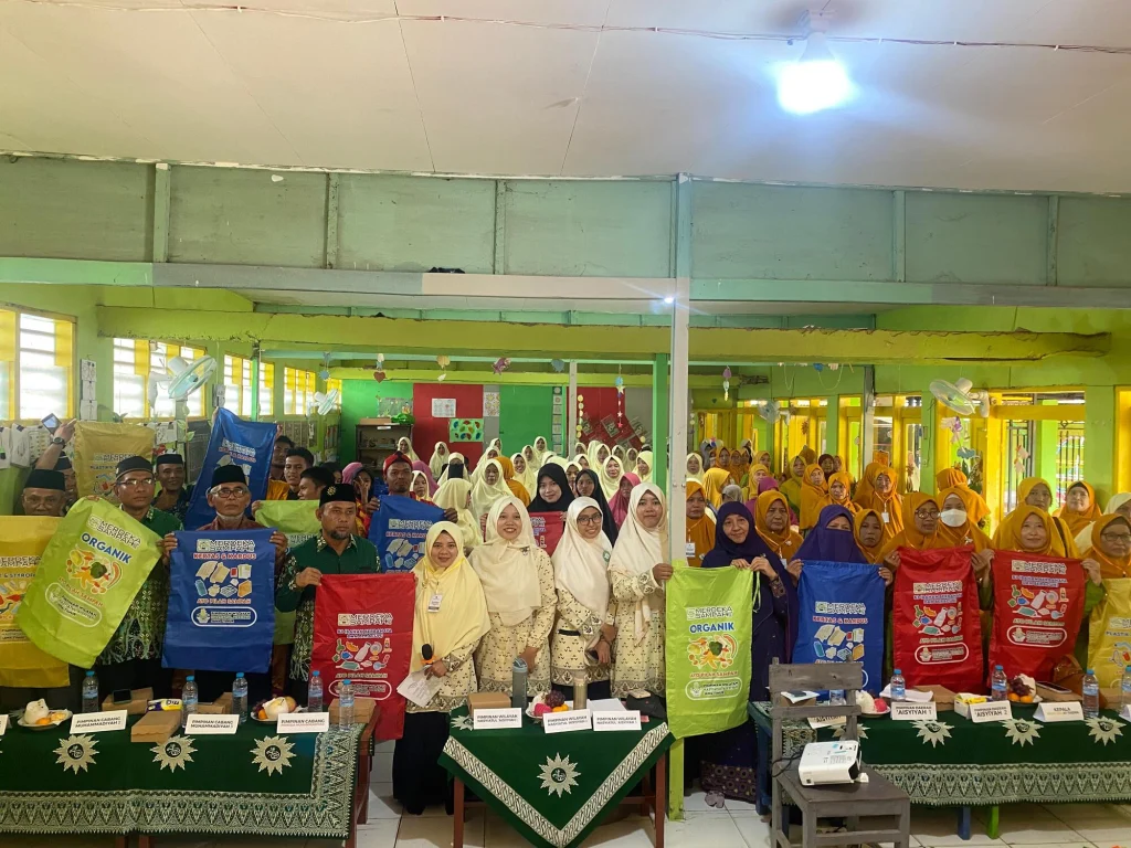 PWNA Jawa Timur Serahkan Trashbag untuk Aksi Lingkungan di Pulau Kangean