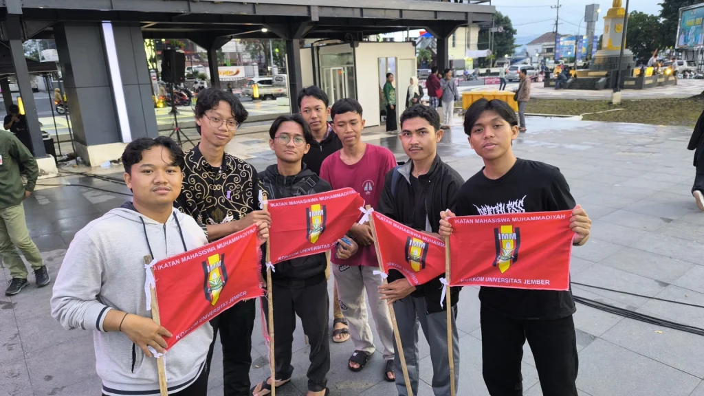 IMM Unej Ikut Memeriahkan Milad Muhammadiyah ke-112 di Alun-Alun Jember