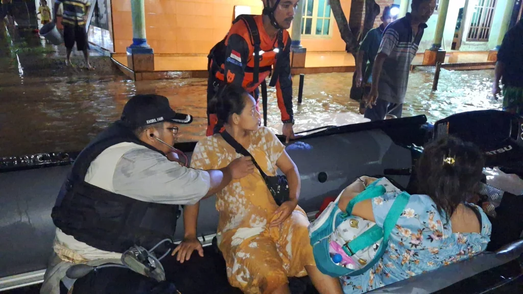 Banjir Terjang Jember, Tim Medis MDMC Jember Evakuasi Ibu Hamil 9 Bulan dengan Alat Seadanya