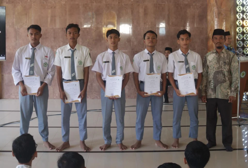 Pembagian Rapor Kelas XII MA Al-Ishlah Barengan dengan Silaturahim Walsan, Inilah The Best Five