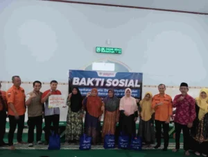 PDM Ponorogo Salurkan 100 Paket Sembako dan Layanan Kesehatan untuk Korban Banjir Siman