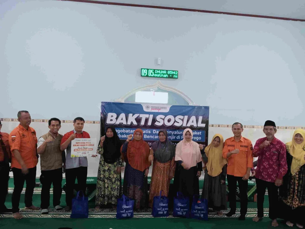 PDM Ponorogo Salurkan 100 Paket Sembako dan Layanan Kesehatan untuk Korban Banjir Siman
