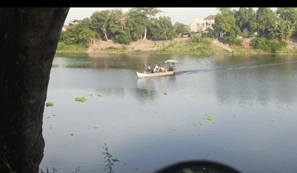 PCNA Laren Ikuti Pelatihan Jurnalistik PDNA Lamongan Naik Perahu ‘Ethek’ Melintasi Bengawan Solo