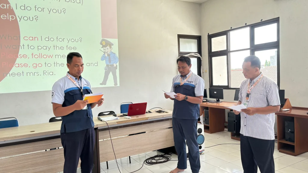Beri Pelayanan Excellent, Satpam dan Pramubakti Spemdalas Ikuti Pelatihan Komunikasi