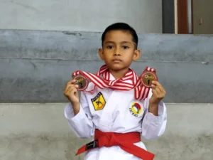 Liburan Produktif: Starlighto Frezandivo Sukses Meraih Juara di Kejuaraan Karate INKAI Kota Probolinggo