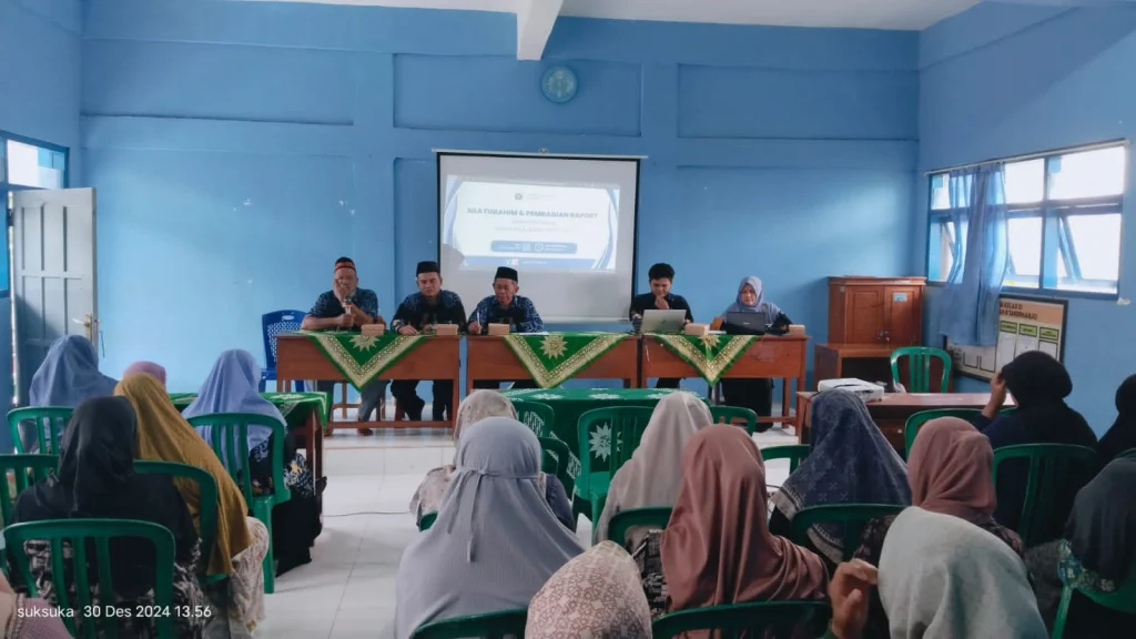 MAM 8 Takerharjo Bagikan Rapor, Makan, dan Uang kepada Wali Murid