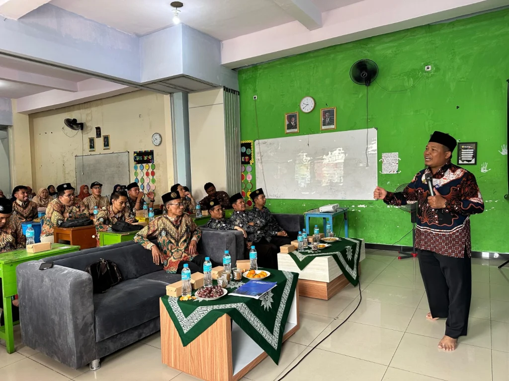 Charging Guru dan Karyawan Kreatif Sambut Awal Tahun 2025