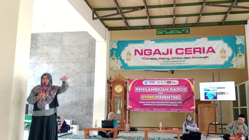 Parenting SD Aisyiyah 1 Nganjuk: Atasi Kecanduan Gadget dan Bentuk Karakter Baik Anak