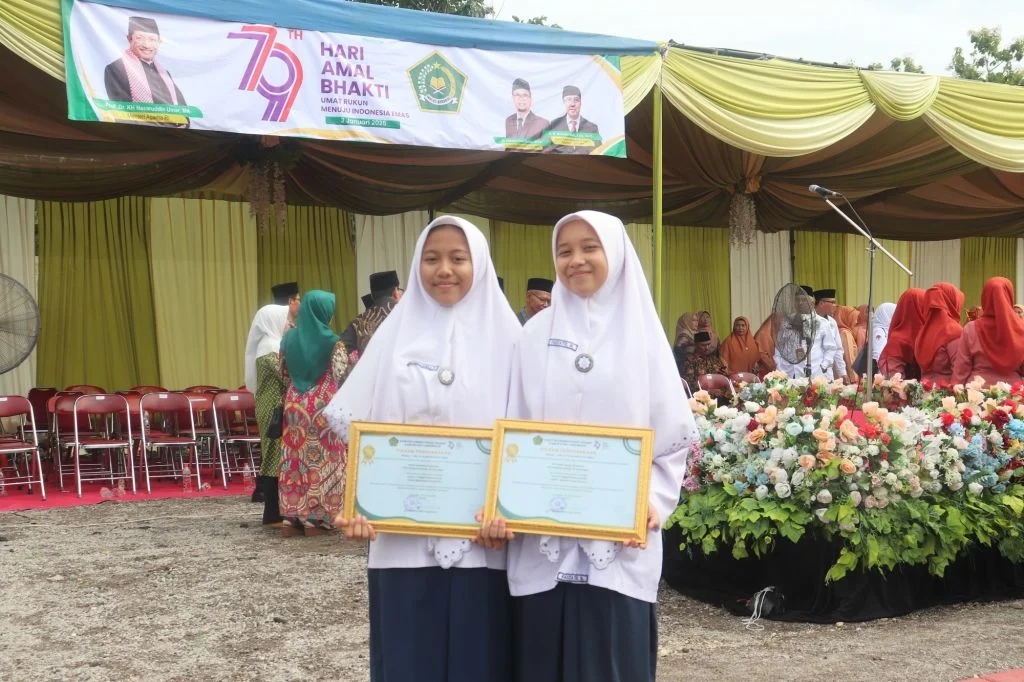 Dua Siswa MTs Muhammadiyah 15 Al Mizan Lamongan Raih Penghargaan di Hari Bhakti Kemenag