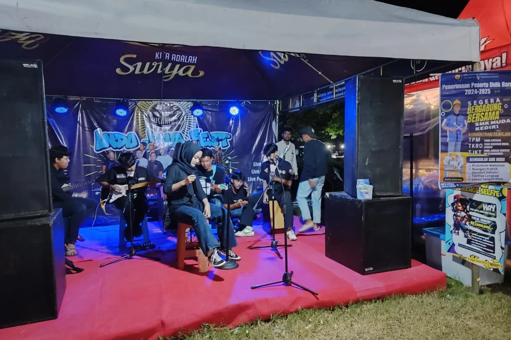 Band SMK Muda Kediri Unjuk Gigi di Festival Thrift Gumul Kediri