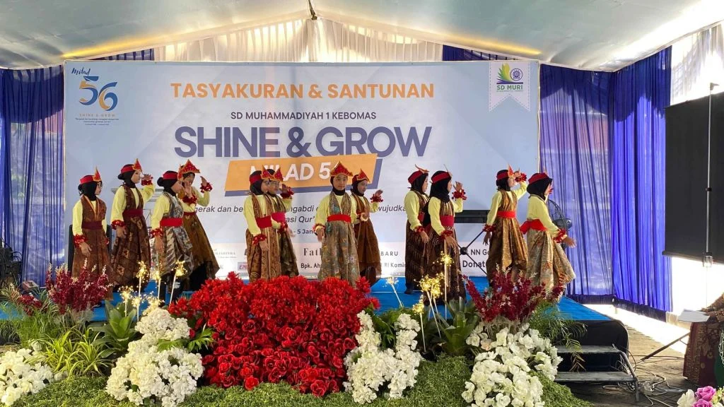 Shine and Glow: Tasyakuran Milad SD Muhammadiyah 1 Kebomas Gresik Ke-56