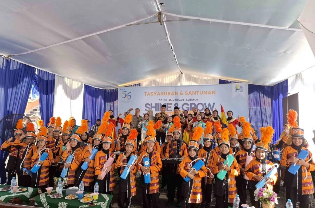 Drumband Simponi Derap Muri Tampil Perdana di Milad SD Muri Gresik ke-56