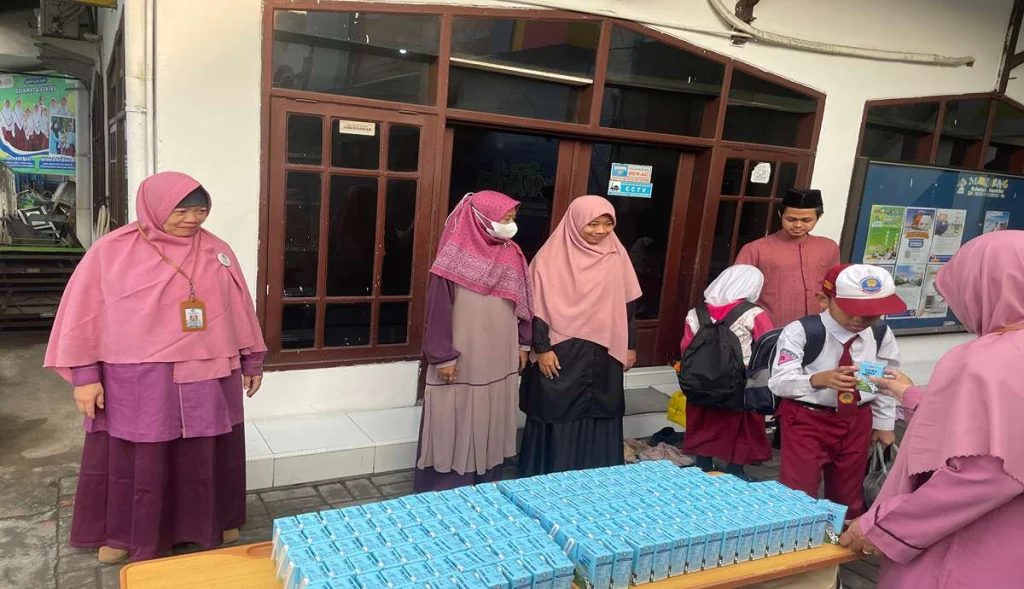 Liburan Telah Usai, SD Muhammadiyah 24 Surabaya Sambut Kedatangan Siswa dengan Bagikan Susu Gratis