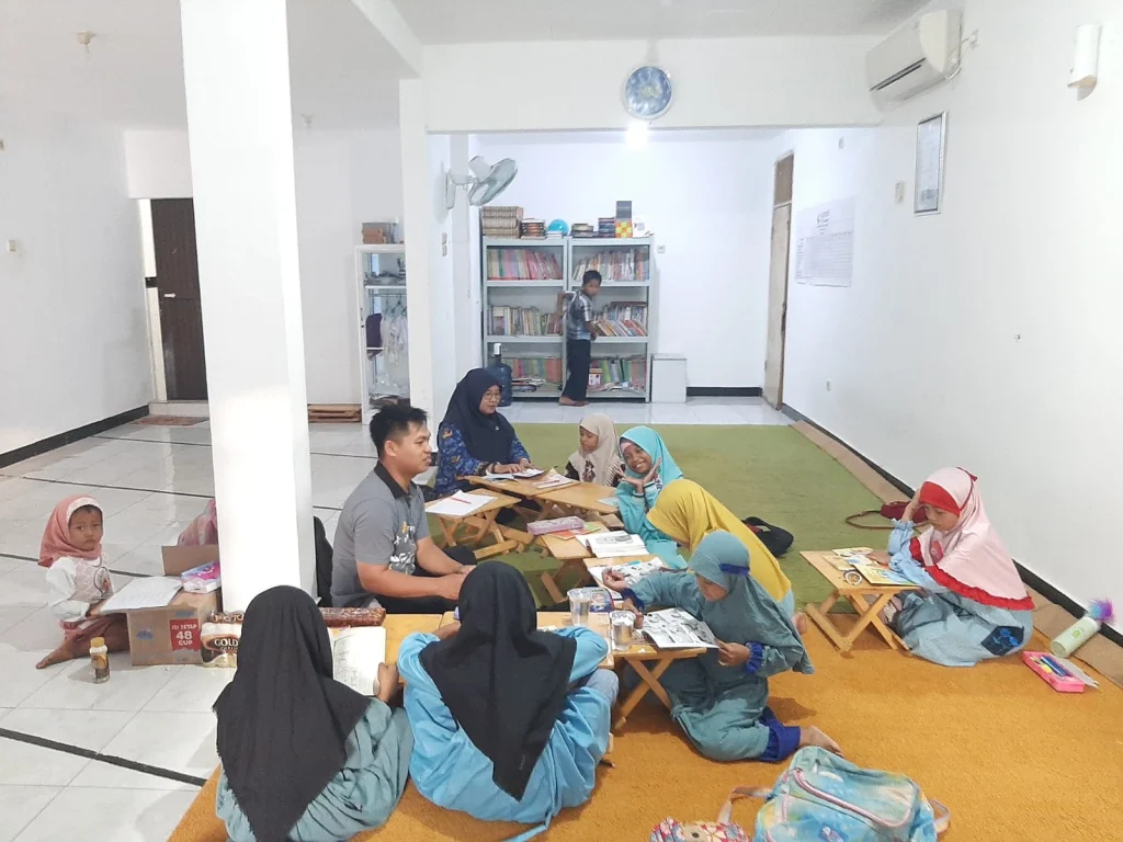 Anak Disabilitas dan Dhuafa Mengikuti Bimbingan Belajar di Rumah Singgah Al Furqon LDK Jatim