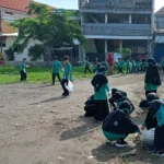 Cleaning Time Seru: Siswa SD MUMTAZ Wujudkan Lingkungan Sekolah Bersih dan Nyaman