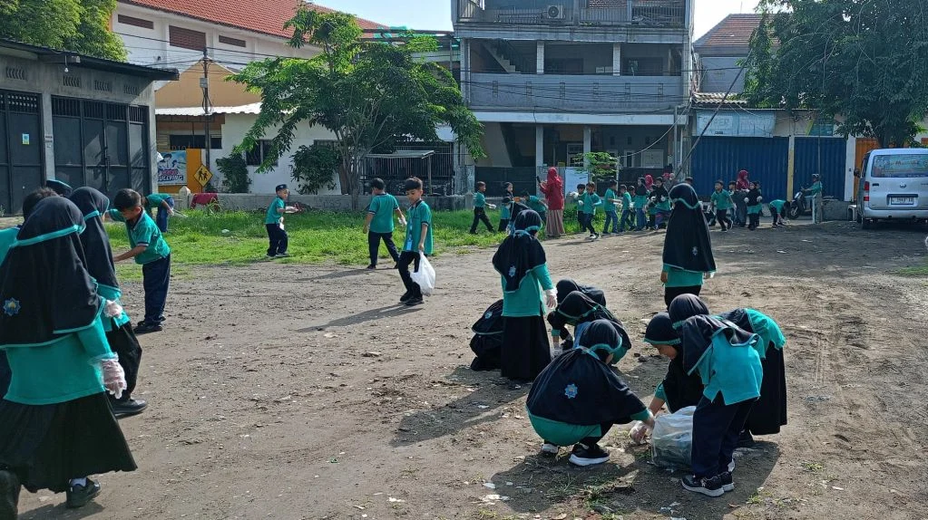 Cleaning Time Seru: Siswa SD MUMTAZ Wujudkan Lingkungan Sekolah Bersih dan Nyaman