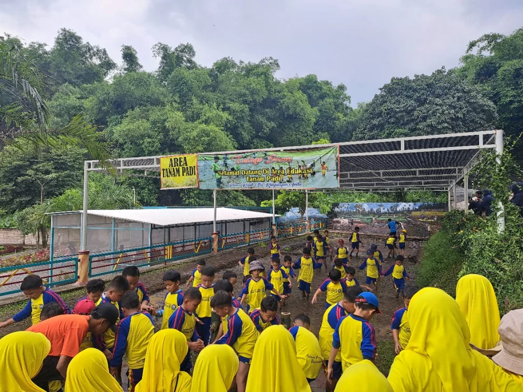 Tumbuhkan Sikap Peduli Sekitar, SD Ikrom Laksanakan Explorer Day Kelas 1-5 di Telogo Sewu
