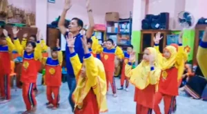 Siswa Sekolah Kreatif Baratajaya Menerapkan Tujuh Kebiasaan Anak Indonesia Hebat