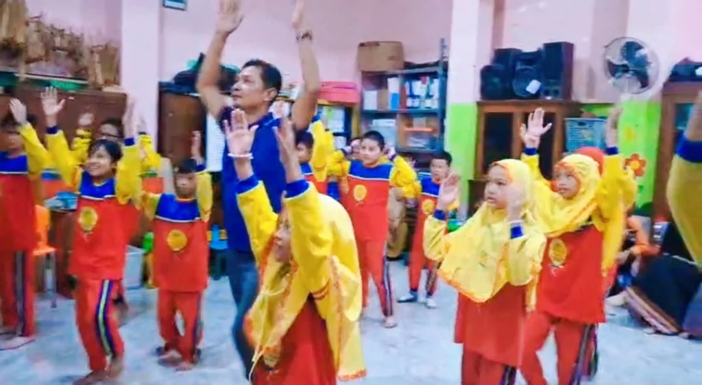 Siswa Sekolah Kreatif Baratajaya Menerapkan Tujuh Kebiasaan Anak Indonesia Hebat