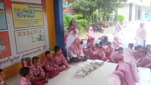 Tumbuhkan Semangat Literasi Dengan Kunjungan Perpustakaan Keliling Kecamatan Bungah di SD Muhammadiyah Melirang