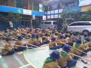 Serunya Kepanduan HW SDM Limas Bikin Menara Kaki Tiga