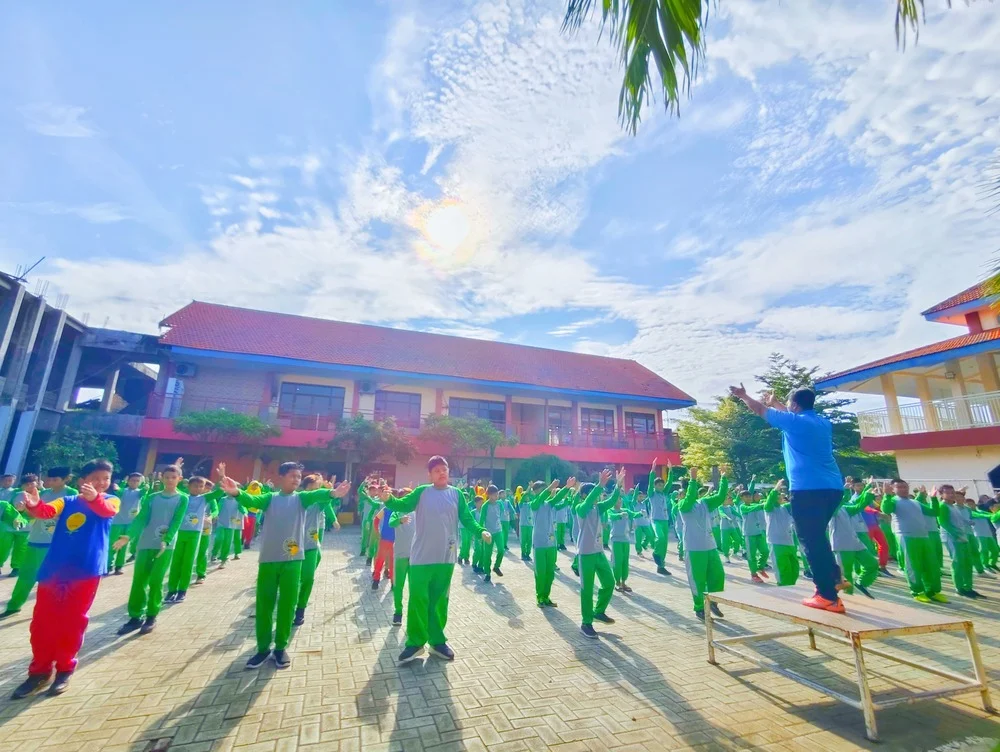 Generasi Sehat dan Berkarakter: SD Muhammadiyah 2 Tulangan Gelar Senam Anak Indonesia Hebat