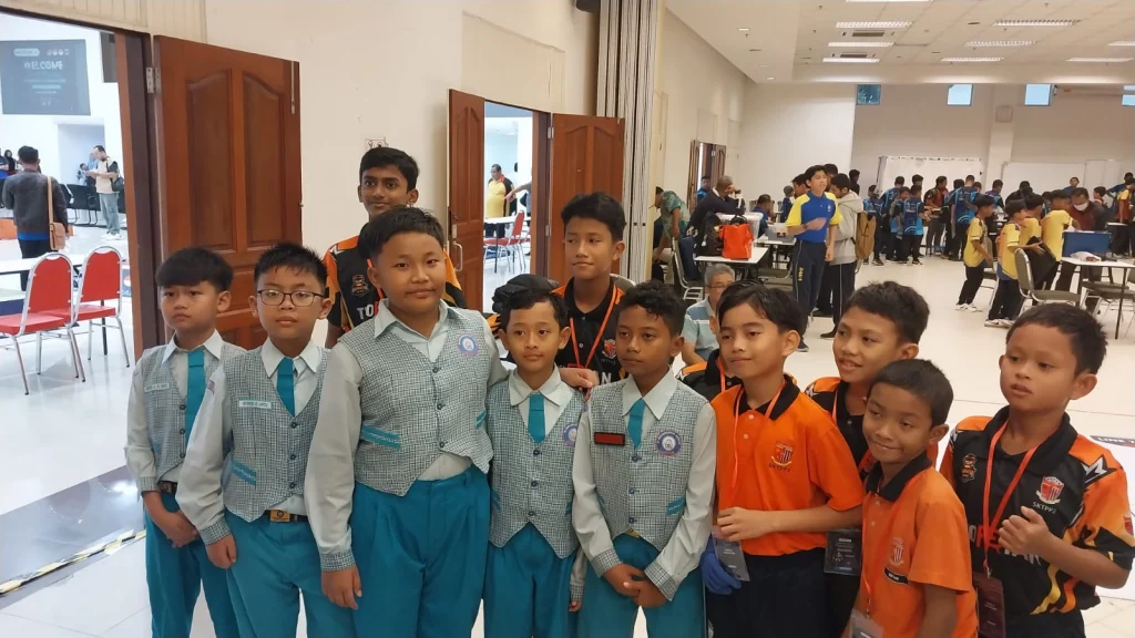 5 Siswa SD Muhammadiyah Manyar Ikuti Kompetisi Robotika Internasional di Malaysia