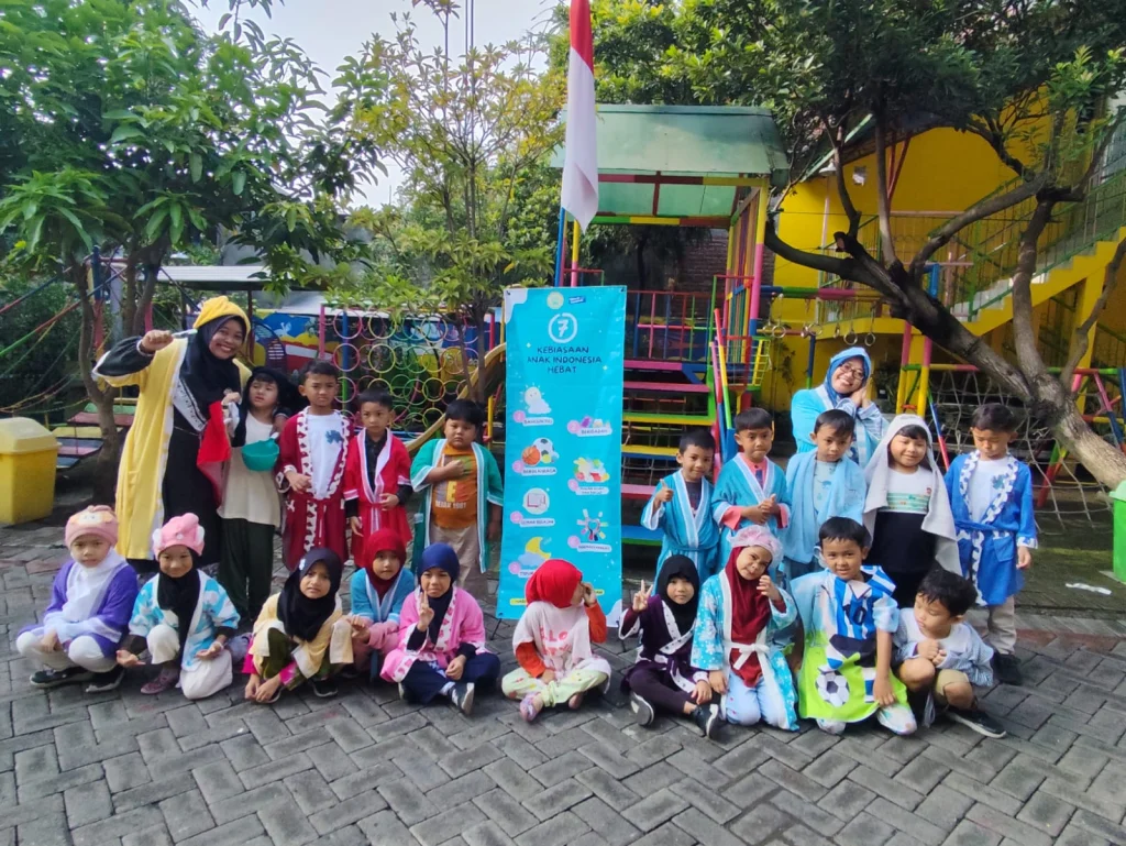 Sekolah Creative Kenalkan Kostum 7 Kebiasaan Anak Indonesia Hebat di Awal Semester 2