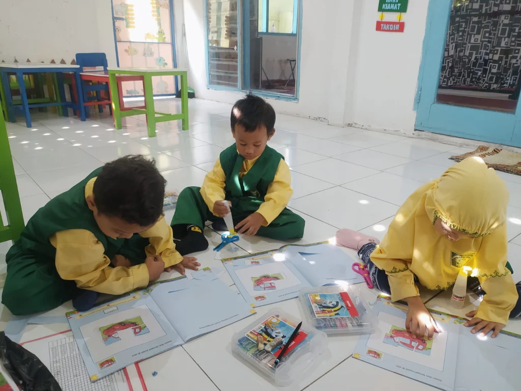 Kombinasi Belajar Kognitif dan Motorik di TK Aisyiyah 49 Griya Kencana