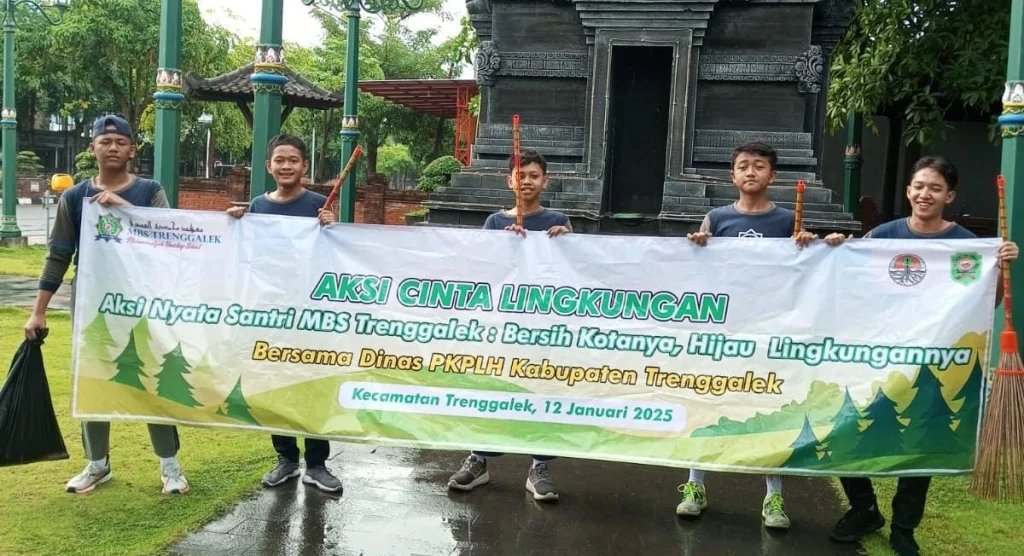 Aksi Nyata Santri MBS Trenggalek: Hijaukan Lingkungan dan Merawat Bumi