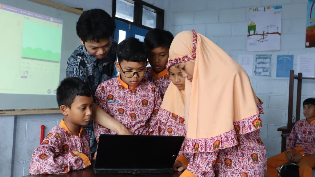 Menyongsong Mapel Coding dan AI, SD Muhammadiyah 3 Assalaam Laksanakan Workshop Coding dan Robotik