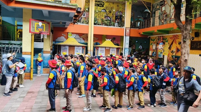 Siswa Kelas 5 Sekolah Kreatif Baratajaya Jadi Panitia Outdoor Learning: Belajar Sejarah dan Kepemimpinan