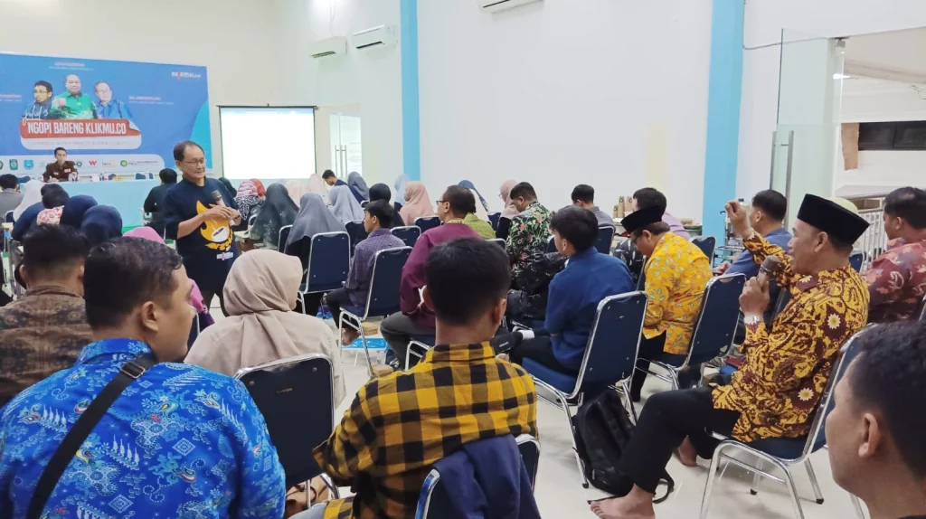 Gaya nyentrik Aribowo Menjadi Narasumber Ngobar Klikmu.co Jilid 3