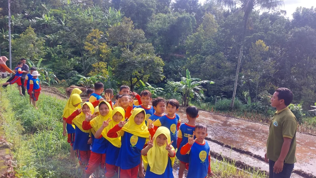 Petualangan Seru: Outbound Menyenangkan Siswa Kelas 2 SD Muhammadiyah 2 Tulangan