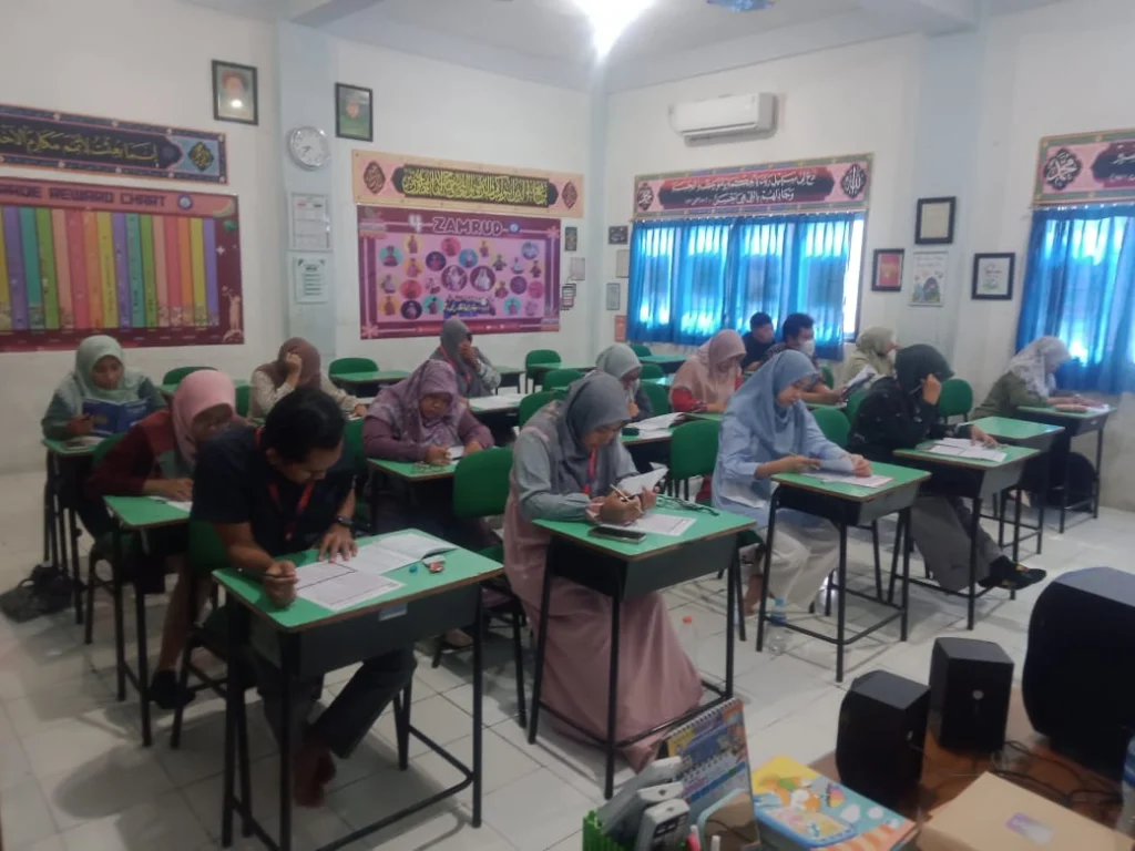 32 Guru SDMM Mengikuti TEP yang Bekerjasama dengan UPT. Pusat Bahasa Unesa