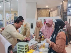 Ludes dalam 15 Menit, Paket Sembako Murah Lazismu Driyorejo Diserbu Jamaah Shalat Subuh Masjid Nur Hidayah