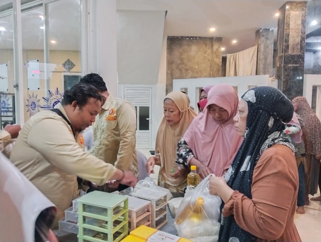 Ludes dalam 15 Menit, Paket Sembako Murah Lazismu Driyorejo Diserbu Jamaah Shalat Subuh Masjid Nur Hidayah