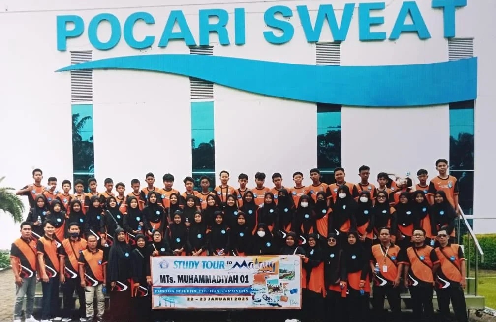Pahami Tata Laksana Produksi, Siswa Madtsamutu Pondok Modern Paciran Adakan Study and Research di PT Amerta Indah Otsuka