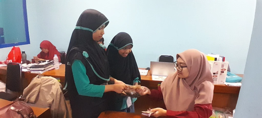 Pendidikan Life Skill: SD Mumtaz Olah Sampah Organik Jadi Pupuk Kompos