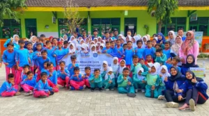 Kolaborasi Mahasiswa KKN UMG Dengan SDN 297 Gresik, Implementasi Program Adiwiyata