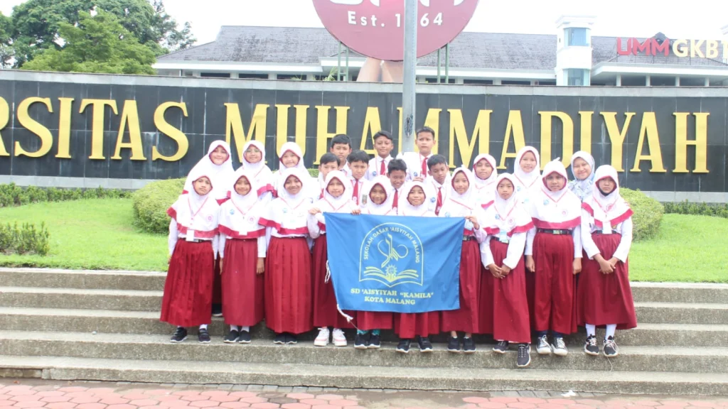 Kelas Jurnalistik SD Aisyiyah Kamila bersama Mahasiswa IKOM UMM